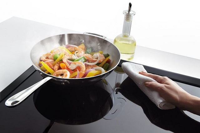 Bếp tự tắt khi đang đun nấu có thể do bếp đang bị quá nhiệt hoặc trên mặt bếp có chất lỏng, những vật dụng khác