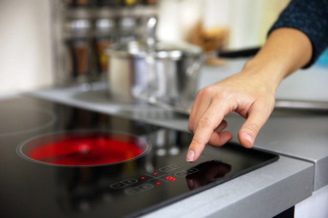 Hãy đảm bảo rằng tay bạn luôn khô khi bật bếp