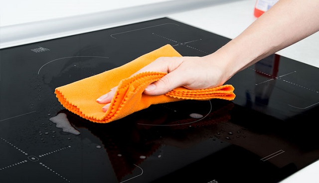Nên vệ sinh bếp thường xuyên bằng khăn mềm ẩm