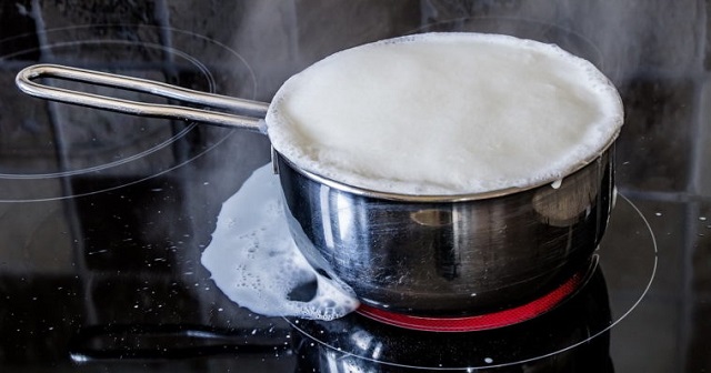 Việc để chất lỏng hoặc dầu mỡ tràn ra ngoài có thể khiến bếp ngừng hoạt động