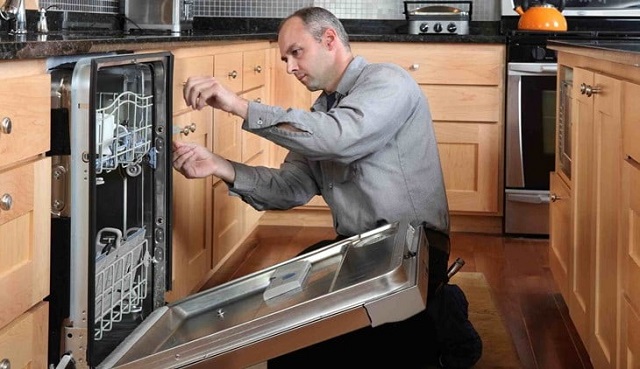 Cố định máy rửa bát vào tủ bếp bằng đinh ốc vít có sẵn